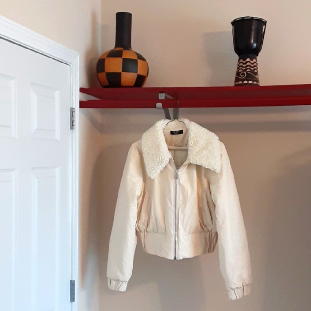 Falls near.. Women's Shein insulated bomber jacket, medium size,cream color